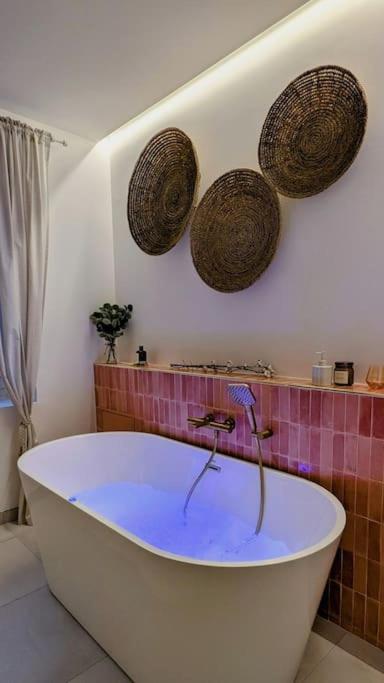 Meraki - Luxe & Voyage - Jacuzzi & Cinema *